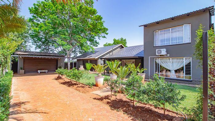 For Sale: Spacious 4-bedroom house in Annlin with pool, flatlet, and garages.