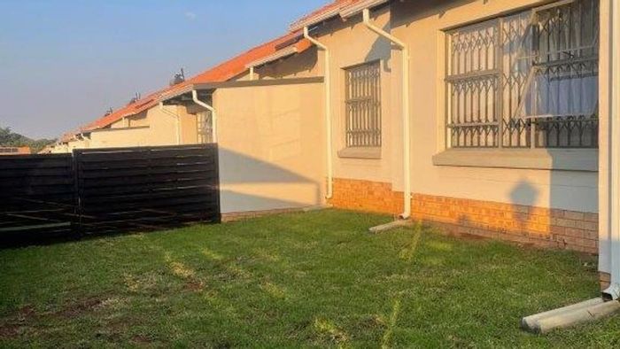 For Sale: Townhouse in Monavoni with garden, parking, and secure complex access.
