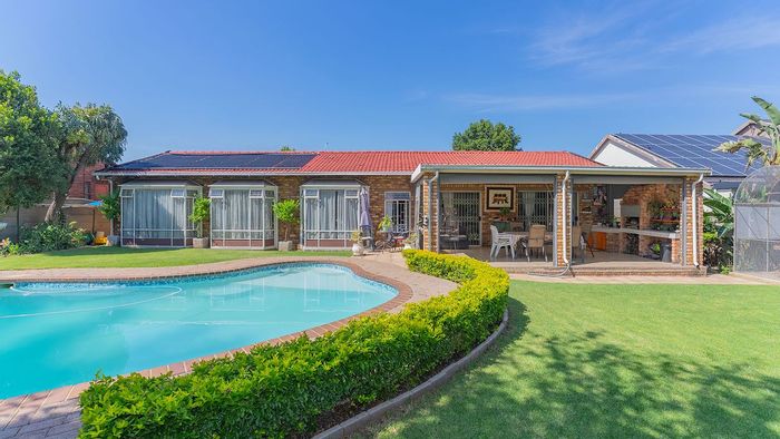 Eden Glen House For Sale: 3 beds, office, pool, double garage, entertainment area.