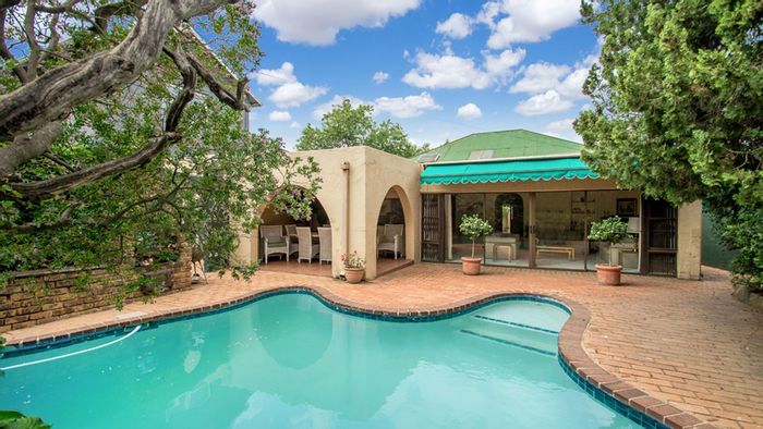 Spacious Parkhurst house for sale with pool, guest suite, and secure parking.