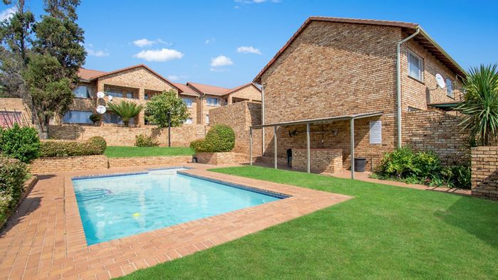 Sundowner Townhouse For Sale: 2 beds, pool, garden, secure garage, community amenities.