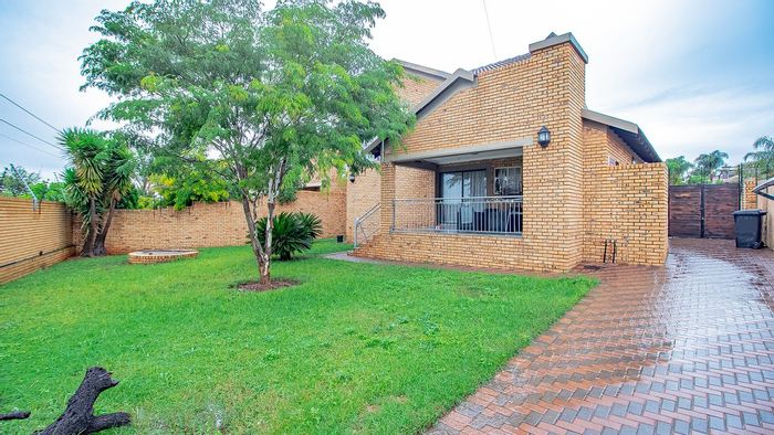 Spacious Townhouse with Garden, Covered Entertainment Area & Study on Thatchfield Crescent. Move-In Ready.