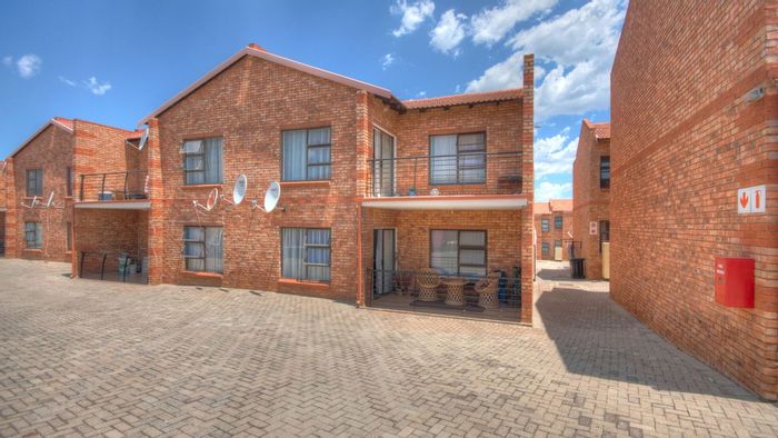 Property #LH-175071, Townhouse for sale in Naturena