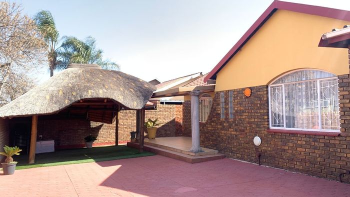 Spacious 3-Bedroom House with Lapa and Modern Kitchen in Eersterust for Sale!