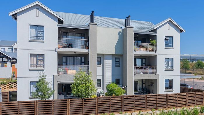 For Sale: Longlake Apartment with Fish Eagle View, Open Plan Living, and Balcony Gas Braai