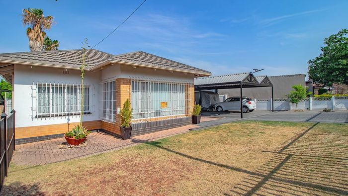 Kloofsig House For Sale: Spacious home with flatlet, garden, and security features.