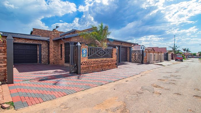 For Sale: Mamelodi House with 3 Bedrooms, Braai Area, and Garage.