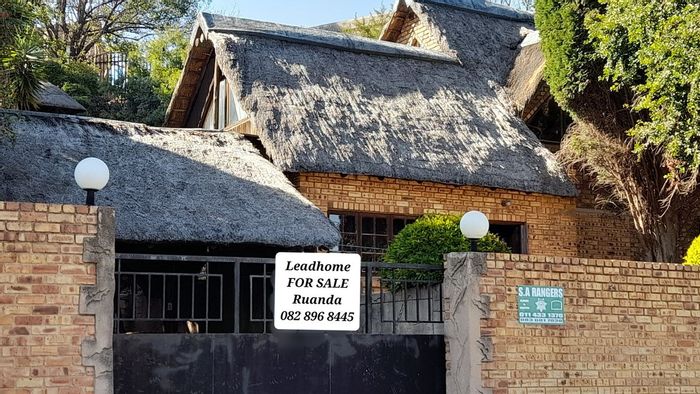 For Sale: House in Winchester Hills with pool, Lapa, and secure parking.