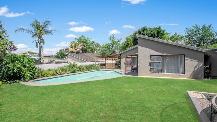 Blairgowrie House For Sale: Open-plan living, three bedrooms, outdoor entertainment space.