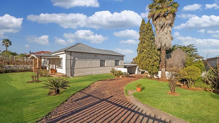 Primrose House For Sale: 3 Bedrooms, Cottage, Entertainment Area, Garage, Carports