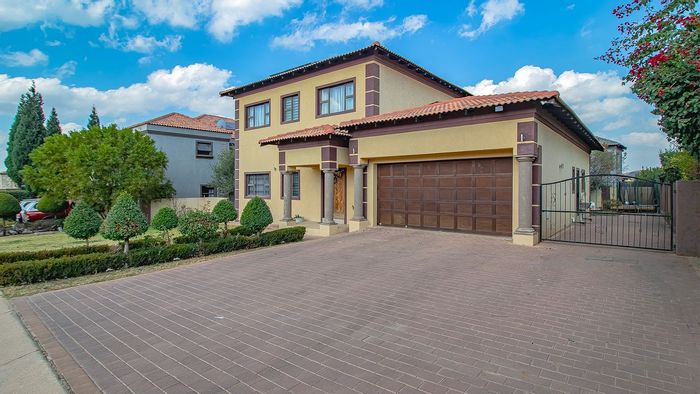 Blue Valley Golf Estate House For Sale: 4 Bedrooms, Private Garden, Double Garage, Top Amenities