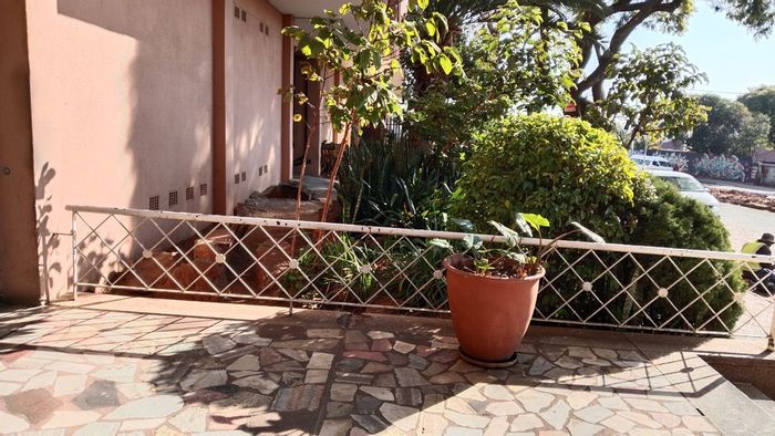 Charming Yeoville Apartment for Sale: 2 Bedrooms, 2 Parking Bays, Ideal Investment!