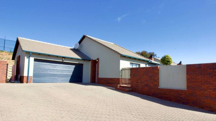 Amberfield Townhouse For Sale: Modern Living with Solar, Office Space, and Double Garage!