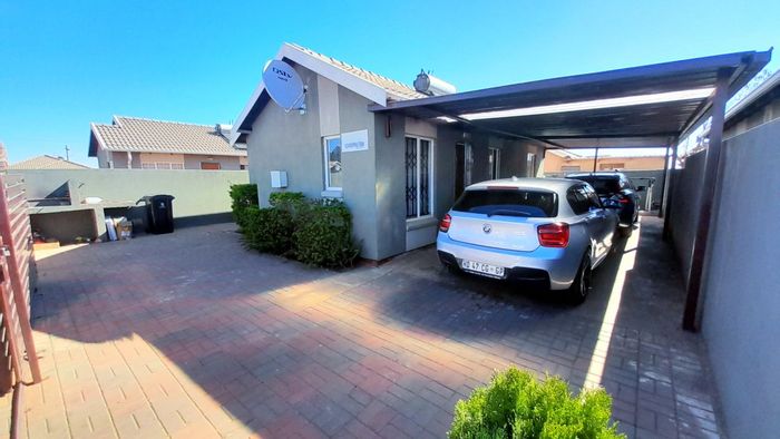 House For Sale in Windmill Park: 3 beds, 2 baths, open-plan living, prime location.