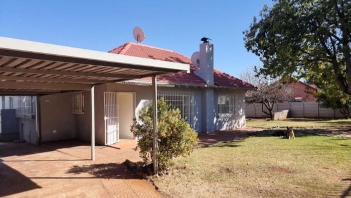 Edenvale Central House: 3-Bed, Near School, Self-contained Cottage, 4 Carports, Spacious Garden