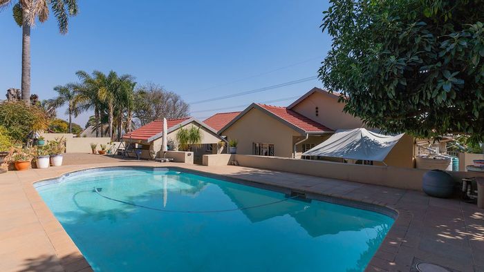 Sunnyrock House For Sale: 4 Beds, Pool, Cottage, and Modern Amenities Await!