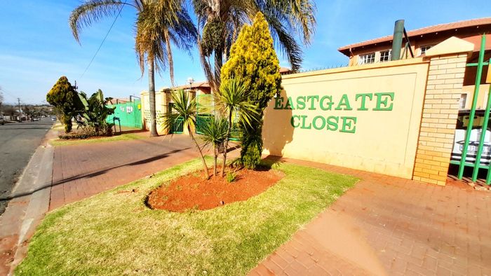 Spacious 2-Bedroom Townhouse in Bezuidenhout Valley with Pool, Close to Amenities