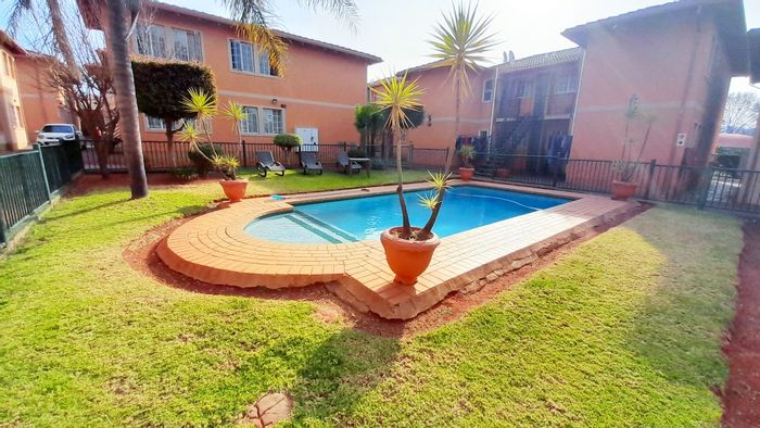 Spacious Bezuidenhout Valley Townhouse with Pool, Steps from Eastgate Mall!