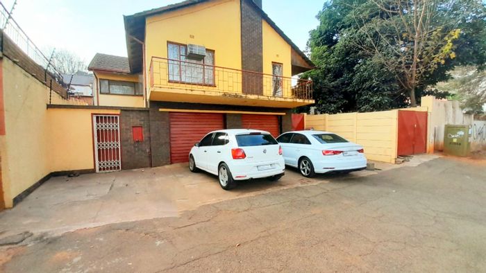 Spacious 5-Bedroom House for Sale in Convenient Bezuidenhout Valley Location!