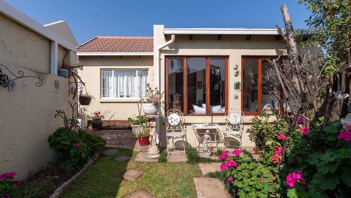 Secure Cluster Home in Dowerglen: 2 Beds, Private Garden, Convenient Location!