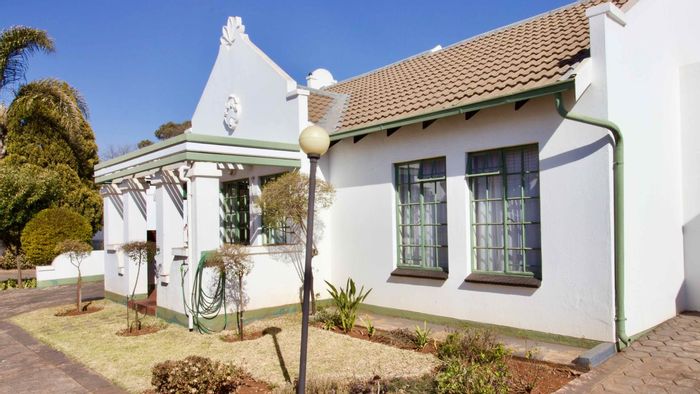 Die Hoewes Retirement Village For Sale: 2 Bed Townhouse, No Loadshedding, Near Gautrain!