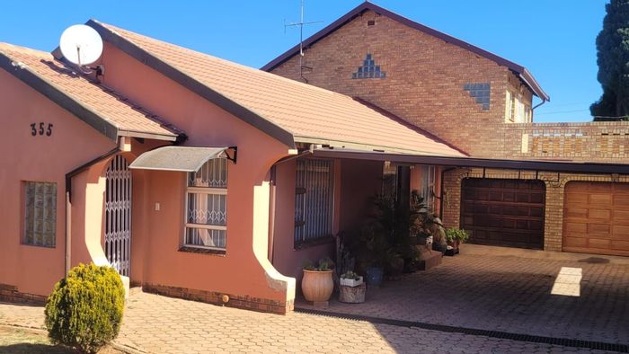 House for Sale in Zakariyya Park: Granite Kitchen, Double Garage, Spacious Yard