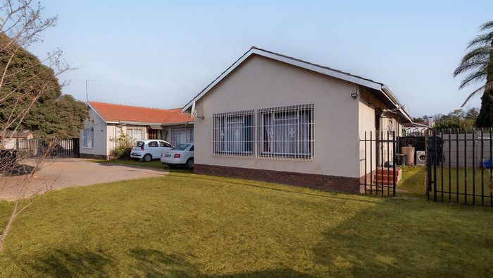 5-Bedroom House with 4 Rental Flatlets For Sale in Allen Grove.