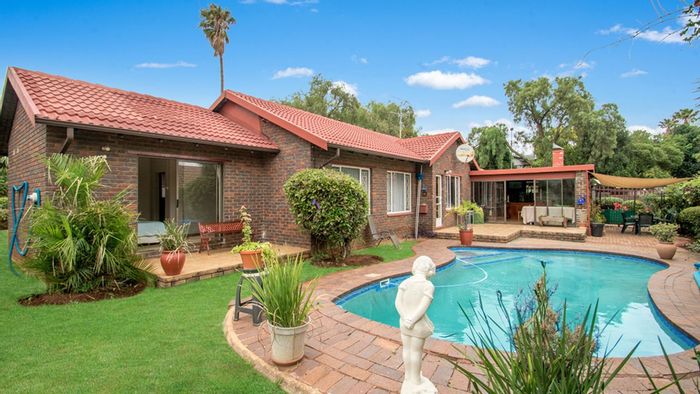 Weltevreden Park House For Sale: 3-4 bedrooms, pool, patio, versatile living spaces.