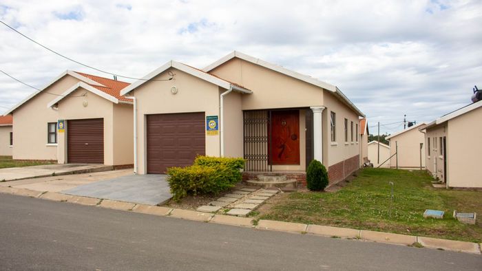 For Sale: House in Graceland with 3 bedrooms, garage, and secure estate access.