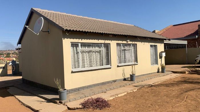 Soshanguve Ext House For Sale: 3 Bedrooms, Cottage, Carport, Garden Area.