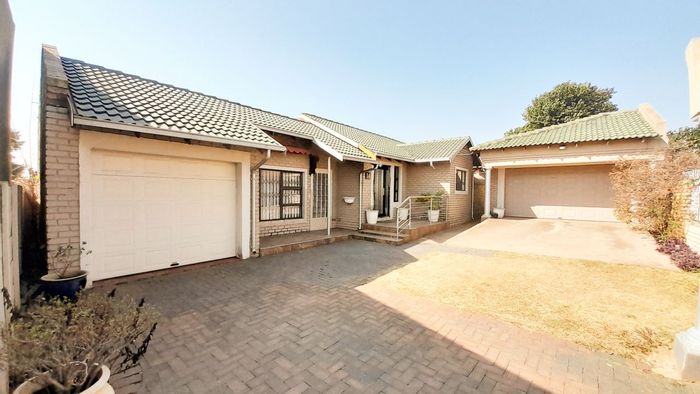 Charming Leondale House For Sale: Spacious, Modern Living Near Schools and Amenities