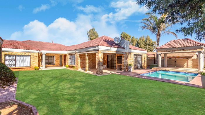 Roodekrans House For Sale: Spacious garden, pool, entertainment area, and three garages.