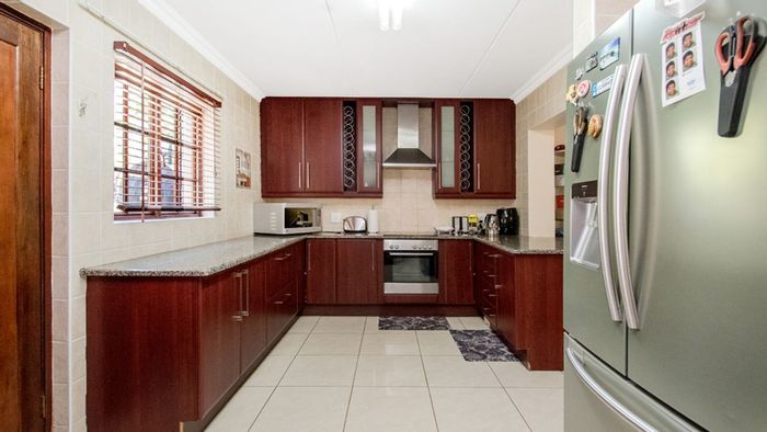 For Sale: Noordwyk House with 3 Bedrooms, Garden, Security, and Garage.