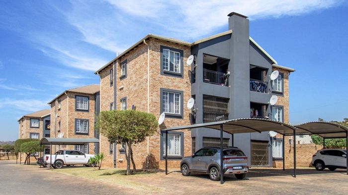 Wilgeheuwel Apartment For Sale: Secure complex, air conditioning, inverter, and park area.