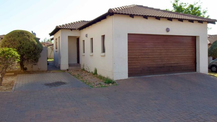 For Sale: Townhouse in Thatchfield Hills with 3 beds, double garage, and braai area.