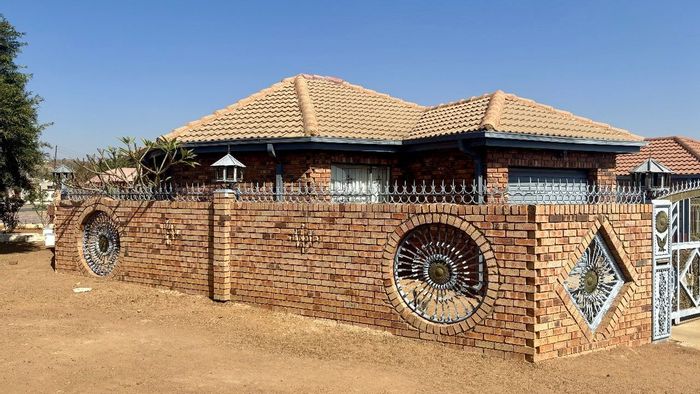 For Sale: House in Mabopane Central with 2 bedrooms, cottage, and garage.