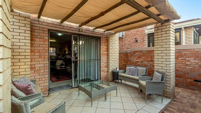 For Sale: Willowbrook Townhouse with 3 Bedrooms, Open Plan Living, and Guest Loo.