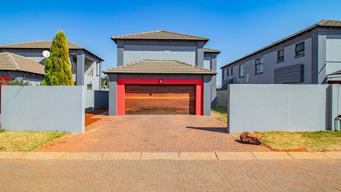 For Sale: House in Annlin with 3 beds, 3.5 baths, double garage, spacious yard.
