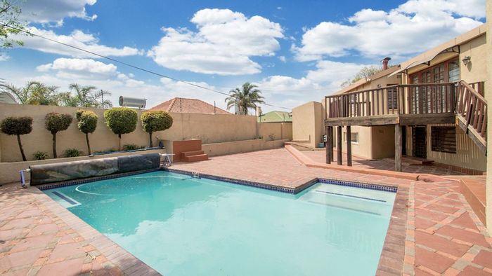 Auckland Park House For Sale: 4 bedrooms, pool, cottages, ample parking, versatile spaces.