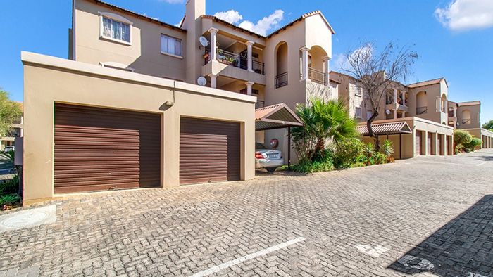 Noordhang Townhouse For Sale: 2 Beds, communal pool, patio with braai.