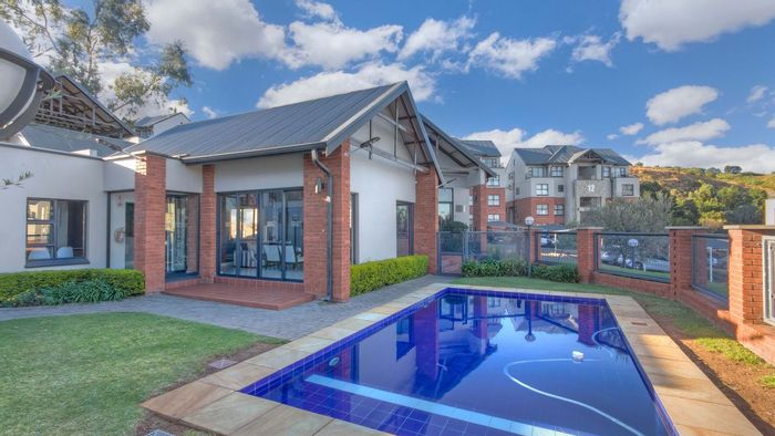 For Sale: Oakdene Townhouse with 3 beds, gym, clubhouse, and private balcony.