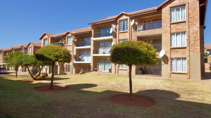 Heuweloord Apartment For Sale: Secure complex, 24-hour security, spacious play area.