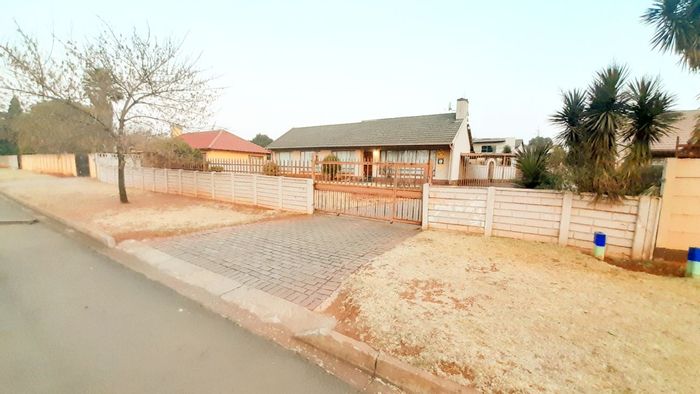 For Sale: Spacious Rondebult house with three bedrooms, garage, and ample parking.