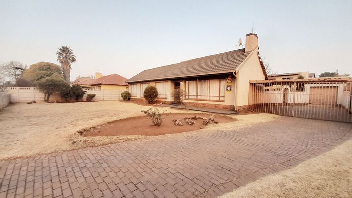 For Sale: Spacious Rondebult house with three bedrooms, garage, and ample parking.