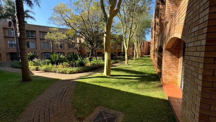 Hillcrest Apartment For Sale: 2 bedrooms, secure parking, near University of Pretoria.