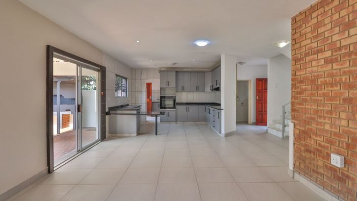 Sunningdale House For Sale: 3 en-suite bedrooms, pool, entertainment area, office conversion.