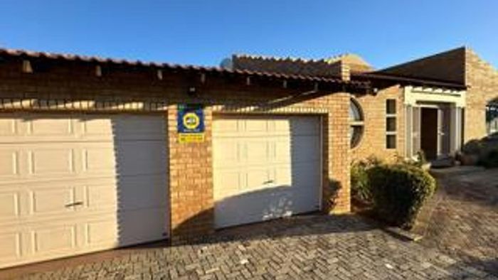 House for Sale in Liefde En Vrede: 3 beds, double garage, 2 granny flats.