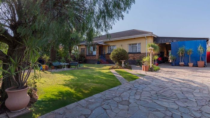 Northmead House For Sale: 3 beds, pool, workshop, and bachelor pad.