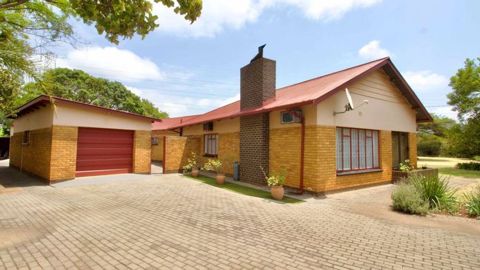 Lyttelton Manor House For Sale: Large stand, pool, solar power, family-friendly layout.