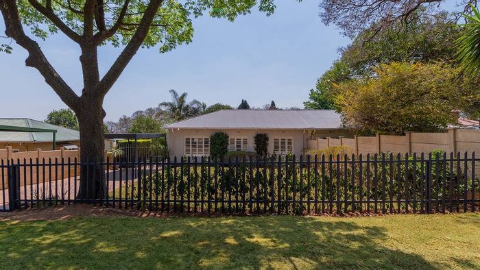 For Sale: House in Lakeside with open plan living, braai area, and carport.